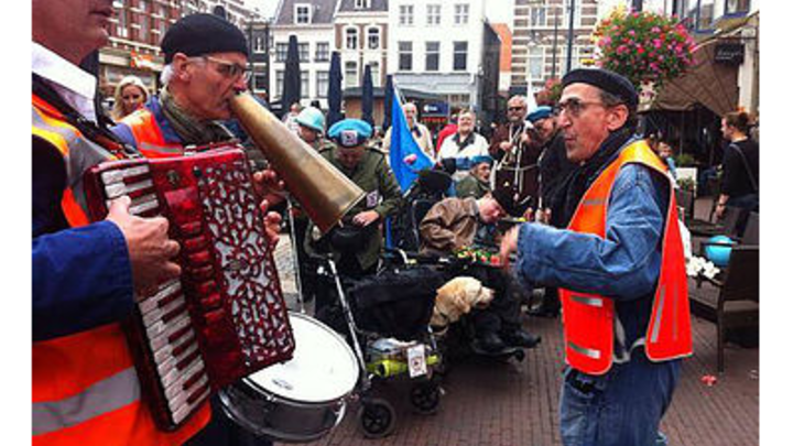 Disability Pride 2013: Cabaretgroep De Gemeentereiniging begeleidde de optocht.